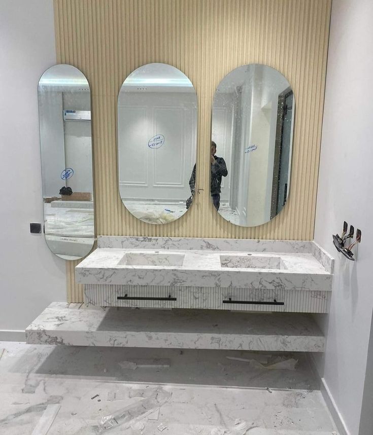 هوية فودا على واجهة رخامية